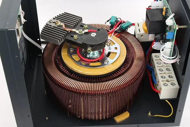 Transformador / Regulador de voltaje automático de 3/5KW 220VAC