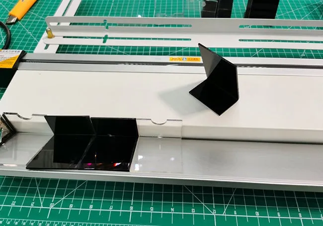 Máquina dobladora de acrílicos manuales de plástico y PVC, con calentador y posicionamiento de longitud y ángulo.