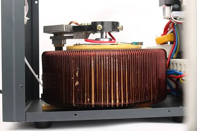 Transformador / Regulador de voltaje automático de 3/5KW 220VAC