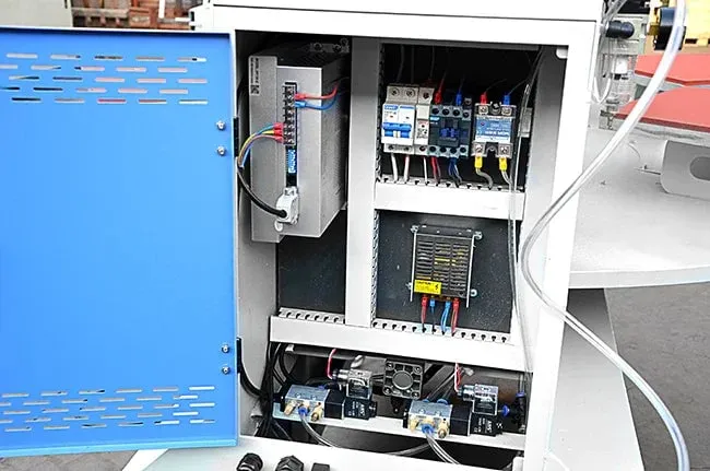 Termofijadora de seis estaciones con plataforma giratoria automática