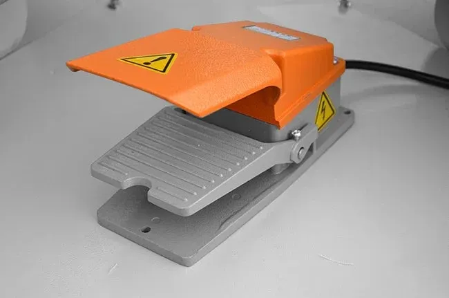 Termofijadora de seis estaciones con plataforma giratoria automática