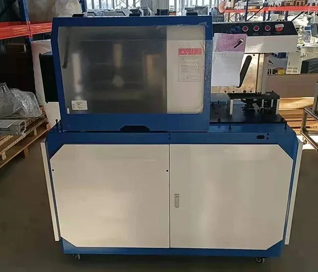 Máquina dobladora automática de letras